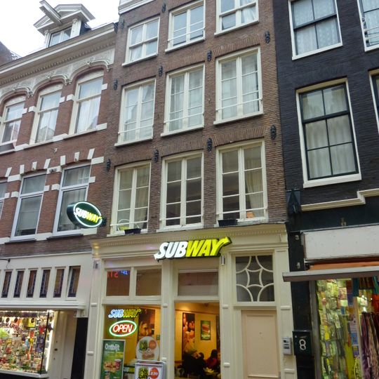 Pand met gevel onder rechte lijst