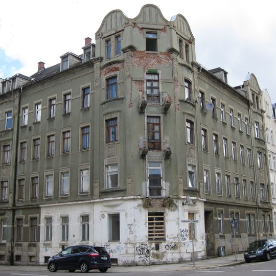 Mietshaus in geschlossener Bebauung in Ecklage; Stadlerstraße 13