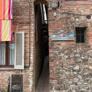 Queste strade sono così strette che ci si può muovere solo uno alla volta.