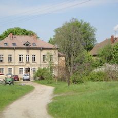 Herrenhaus (Nr. 1), ein Wohn- und Verwalterhaus (Nr. 2), zwei Wohn- und Wirtschaftsgebäude (Nr. 3, 4) sowie zwei Scheunen (Nr. 5) Rittergut 1, 2, 3, 4, 5