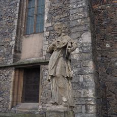 Socha svatého Jana Nepomuckého v Pardubicích na mostě před kostelem svatého Bartoloměje