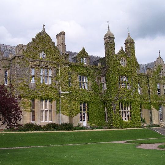 Pull Court, screen, archway and gates