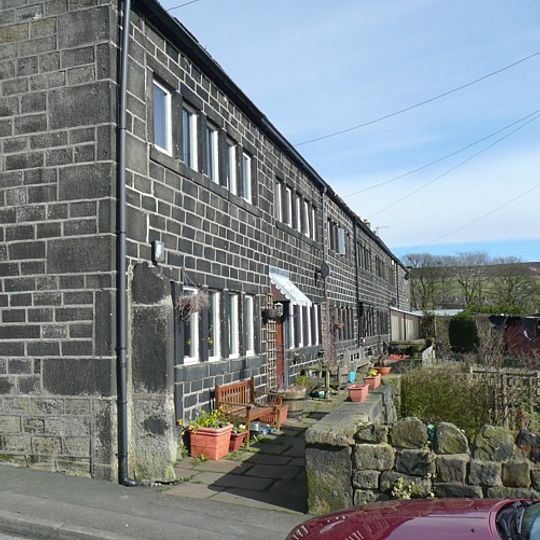 Numbers 1-6 Green End and attached barn