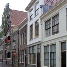 Pand met lijstgevel gepleisterd