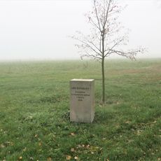 Pomník u lípy Republiky před Sokolským parkem v Dolním Slivně