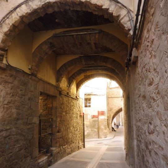 Pas cobert al carrer Vilanova i carrer les Piques