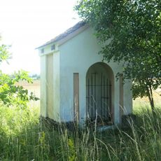 Kaplička u polní cesty jihovýchodně od Manušic