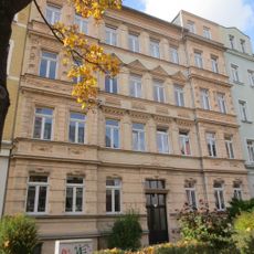 Mietshaus in geschlossener Bebauung mit Vorgarten Further Straße 27