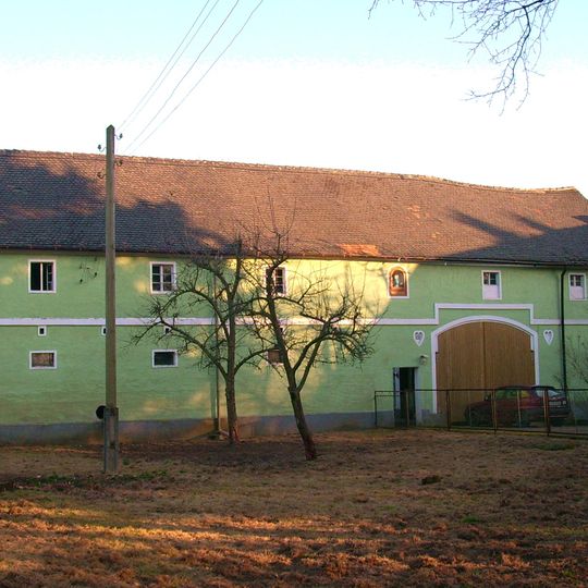 Bauernhof mit Stallscheunengebäude , hier außen Nischenfigur Maria und Jesus, Seitengebäude und Wohnhaus, hier Nischenfigur Joseph mit Jesus Am Elstergrund 15