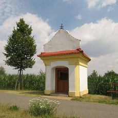 Kaplička u Unčovic vedle polní cesty