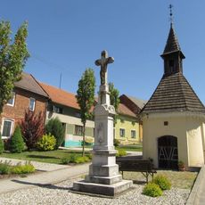 Kříž v Osíčanech vedle silnice u kaple