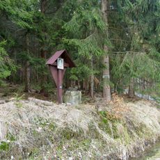 Kříž s obrázkem v Bedřichově na rozcestí v lese