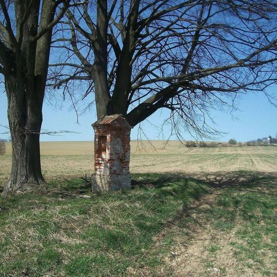 Kaplička mezi lipami u Křeče
