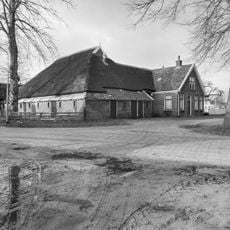 Boerderij in ambachtelijk-traditionele stijl, bijschuur