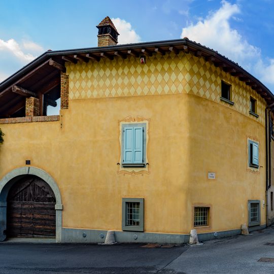 Edificio in via Castello