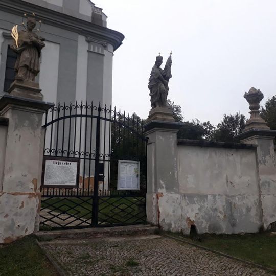 Socha svatého Václava u brány ke kostelu ve Vejprnicích