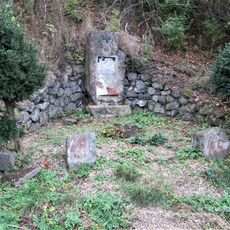 Pomník padlým u silnice severně od Korunní