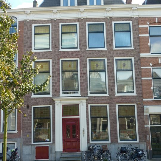 Pand met Lodewijk XIV gevel met kroonlijst op gesneden consoles en deuromlijsting