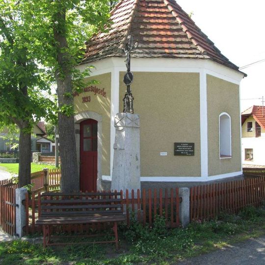 Kříž v Milčicích u kaple