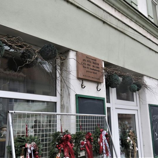 Pamětní deska Oty Bauera na domě Tovární 20/2 v Lovosicích