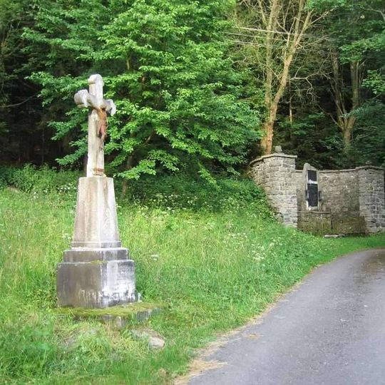 Boží muka poblíž pomníku padlým ve středu Pekařova