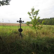 Kříž severně od Vlkovic pod hrází rybníka