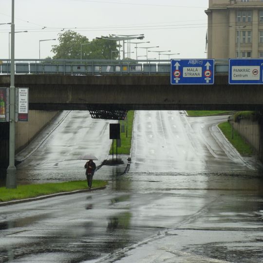 Most Bubenské ulice přes nábřeží Kapitána Jaroše