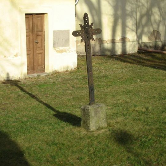 Boží muka před kostelem Nejsvětější Trojice v Dobřichově