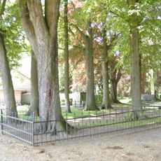 Park achter pastorie en kerk