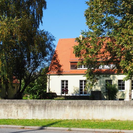 Pfarrhof mit Pfarrhaus, Seitengebäude, Pfarrgarten, Brunnen und Einfriedung Radeburger Straße 55
