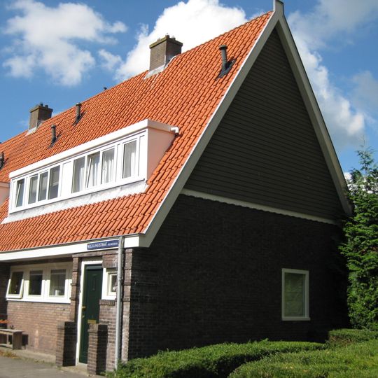 Blok met 4 keukenwoningen, zo genoemd vanwege destijds nieuwe plaatsing van keuken aan de voorzijde, aan de zijkant een houten topgevel, bouwstijl Amsterdamse School.