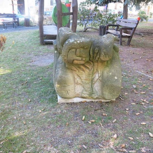 Kamenná plastika v parčíku mezi budovami A a V nemocnice v Liberci