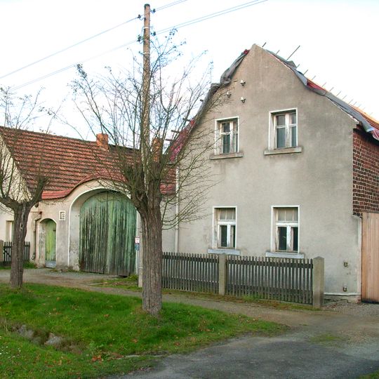 Bauernhof mit Wohnhaus, Ausgedingehaus, Seitengebäude, Hofmauer mit kleiner Pforte und großem Torbogen Dorfstraße 52
