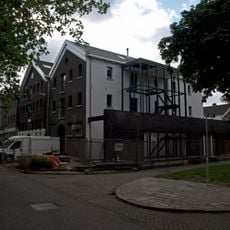 Voormalige branderij in sobere Eclectische stijl