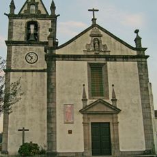 Igreja de São Martinho, paroquial de Caramos, incluindo o património móvel integrado