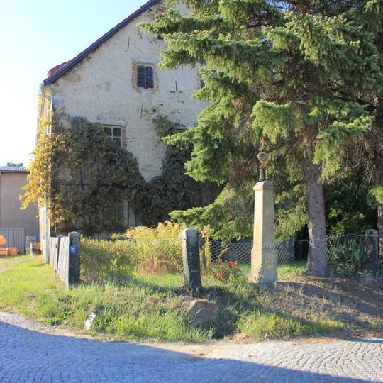 Wohnhaus und Betkreuz eines Bauernhofes Crostwitzer Straße 32