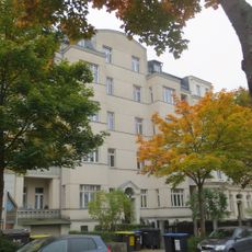 Mietshaus in geschlossener Bebauung mit Vorgarten und Einfriedung Weststraße 101