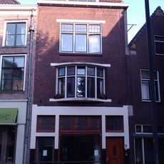 Onderkelderd huis met rechte gevel