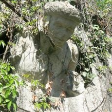 Socha ve zdi u silnice nad nádražím v Krnsku