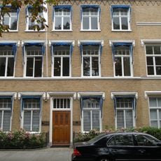 Voornaam woonhuis in bakstenen neo-gotiek naar Engelse trant