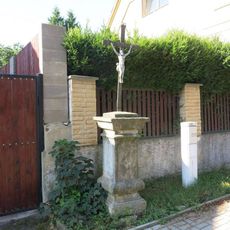 Kříž v Mostecké ulici v Braňanech