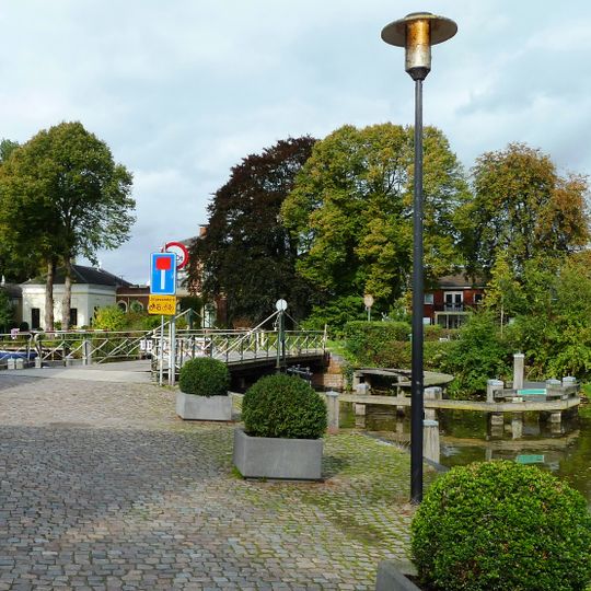 Draaibrug bij Uiterdijk 5 over Boterdiep