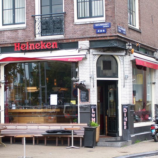 Hoekhuis met gebeeldhouwde klokvormige zandstenen top