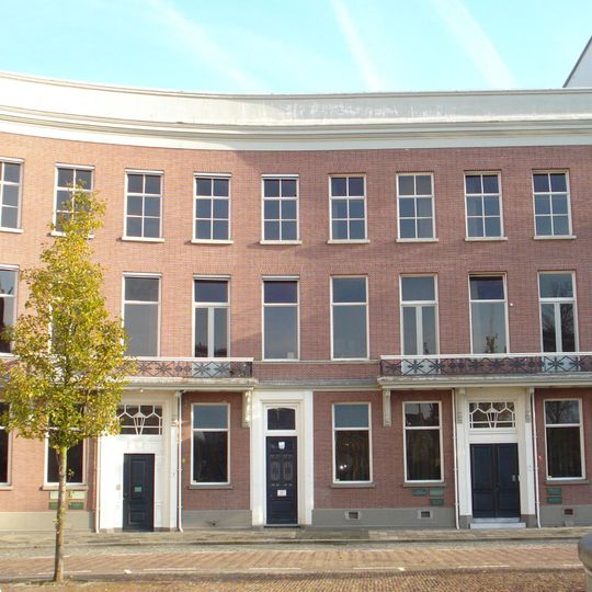 Pand, onderdeel van een reeks herenhuizen gebouwd in een gebogen rooilijn. Bakstenen lijstgevel. Balcon op consoles en met gietijzeren balustrade