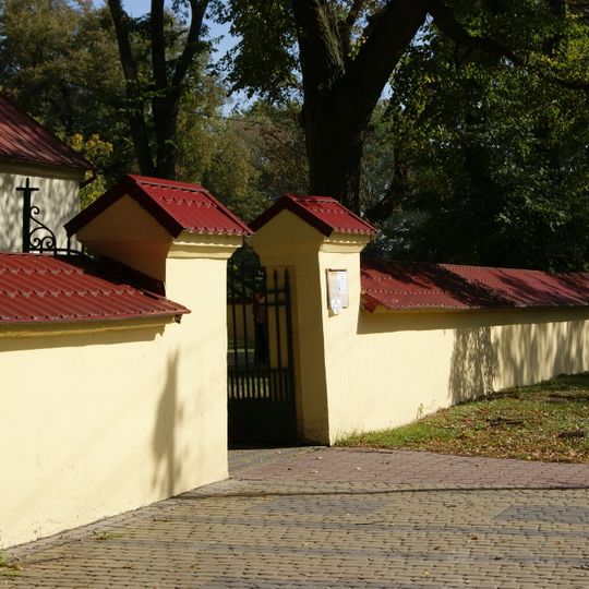 Ogrodzenie cmentarza kościelnego z bramkami