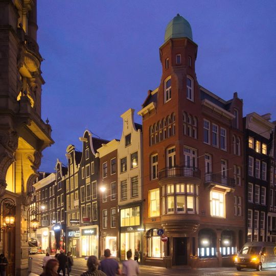 Pand met gevel onder triglyfenlijst