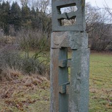 Kamenná plastika Poutník v zahraničí u cesty u Černčic do Bílky