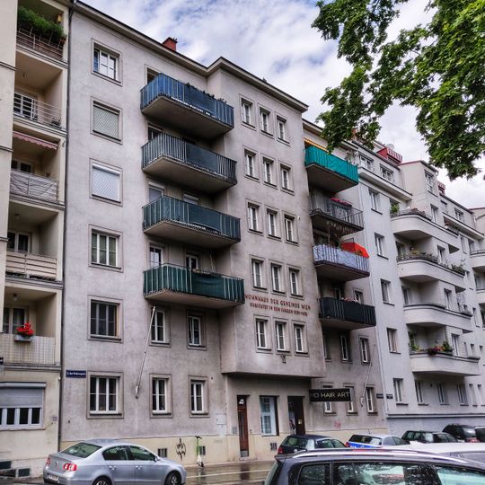 Gemeindebau Am Modenapark 15