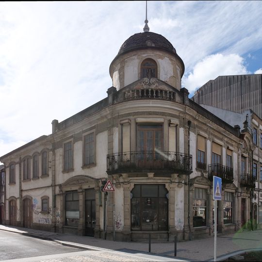 Edifício sito na Avenida Dr. Lourenço Peixinho,154-156, gaveto com a Rua do Engenheiro Oudinot, 7-11