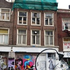 Huis waarvan het voorste deel door een dwars dakje wordt gedekt